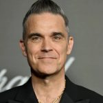 Ο Robbie Williams ξεπέρασε τους Beatles σε αριθμό άλμπουμ που κατέκτησαν την κορυφή στη Βρετανία