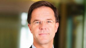 Politico: Το να περπατάς σε τεντωμένο σχοινί στον άνεμο είναι πιο εύκολο από το να κάνεις τη δουλειά του Rutte υπό τον Trump