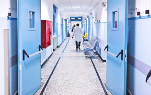 «Μπόνους» 40.000 ευρώ για νέους γιατρούς: Πώς αλλάζει ο χάρτης των ελλείψεων στο ΕΣΥ