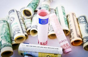 Υποχωρεί το ευρώ, κρατά έδαφος η στερλίνα: Σε φάση αναμονής η αγορά συναλλάγματος