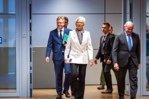 Η ΕΚΤ σε επιφυλακή: Ο Τραμπ «παίζει» με τους δασμούς και το ευρώ ανεβαίνει επικίνδυνα