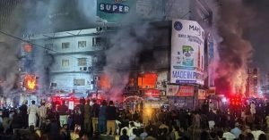 Τραγωδία στο Πακιστάν - Τουλάχιστον 50 οι νεκροί από την πυρκαγιά σε εμπορικό κέντρο του Καράτσι