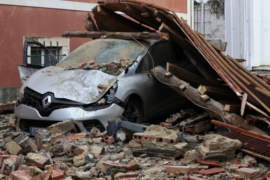 Πέντε οι νεκροί από την καταιγίδα Kristin στην Πορτογαλία, χωρίς ρεύμα 450.000 σπίτια