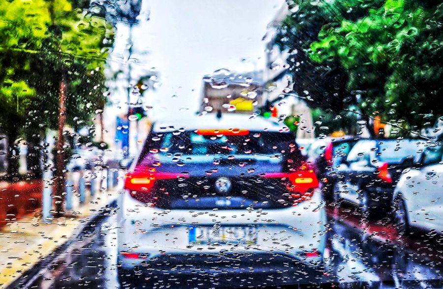 Σε κλοιό ακραίων φαινομένων η Ελλάδα με βροχές, καταιγίδες και... χιονοπτώσεις