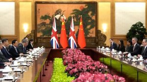 Στάρμερ στο Πεκίνο: «Restart» με Σι Τζινπίνγκ και νέο οικονομικό παζάρι Βρετανίας–Κίνας