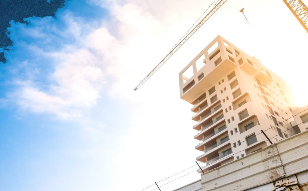 ΥΠΕΝ: Τροπολογία δίνει παράταση σε οικοδομικές εκκρεμότητες, αυθαίρετα και σταθμούς αποθήκευσης ενέργειας