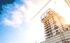 ΥΠΕΝ: Τροπολογία δίνει παράταση σε οικοδομικές εκκρεμότητες, αυθαίρετα και σταθμούς αποθήκευσης ενέργειας