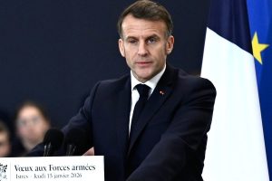 Ο Μακρόν εμφανίστηκε δημόσια με πρησμένο μάτι: Πως το δικαιολόγησε όταν έβγαλε τα γυαλιά ηλίου (φωτό&video)