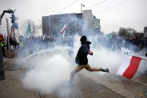 Αγρότες πολιορκούν το Ευρωκοινοβούλιο κατά της συμφωνίας ΕΕ-Mercosur (φωτό)