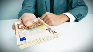 Γυναίκες–Άνδρες: Σταθερά υψηλές οι ανισότητες στις αμοιβές 2022–2024