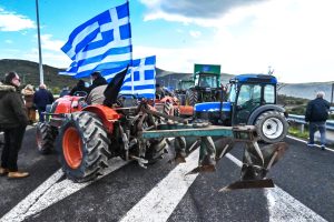 Οι αγρότες κλιμακώνουν με νέες κινήσεις και προειδοποιούν ότι «τίποτα δεν τελειώνει εδώ»