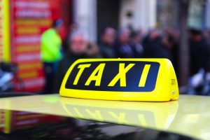 Ταξί: Νέα 48ωρη απεργία και πολιτική σύγκρουση με φόντο το κόμιστρο