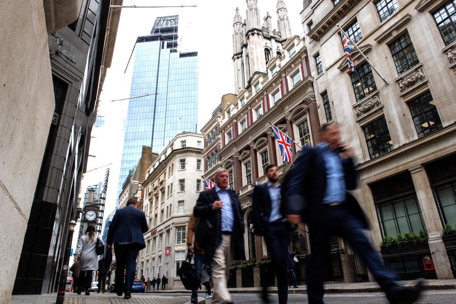 Ευρωπαϊκές αγορές: Οι μετοχές των chips σπάνε ρεκόρ, το Brent καταρρέει