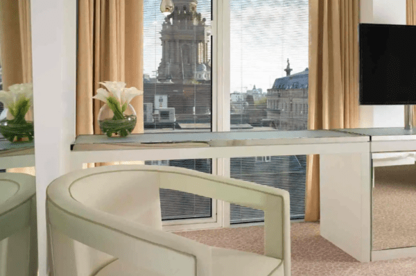 Sharan Pasricha: Ο Βρετανοτραφής Ινδός που μετά το Λονδίνο είδε τουριστική ευκαιρία στην Πάρο με δύο μονάδες που ανοίγουν το 2026 και το 2027