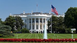 Ανατροπή από τον Λευκό Οίκο: Οι διαπραγματεύσεις με το Ιράν θα γίνουν κανονικά παρά την επίθεση drone στο USS Lincoln