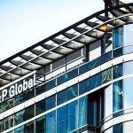 S&P για Metlen: Κρατά το «BB+» παρά το άλμα του leverage - EBITDA στα 750 εκατ. και χρέος 4x