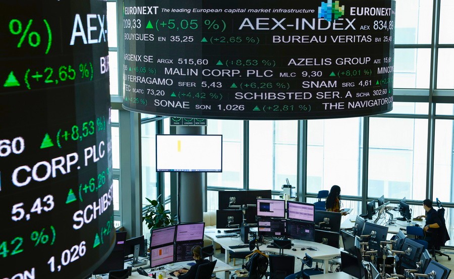 «Πράσινα» ταμπλό στις ευρωαγορές: Ράλι στο Παρίσι, ισχυρό Λονδίνο, πίεση στη Φρανκφούρτη