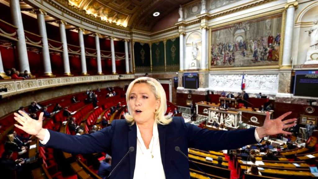 Γαλλία: Αντιμέτωπη με δύο προτάσεις μομφής η κυβέρνηση πριν το «κλείδωμα» του προϋπολογισμού