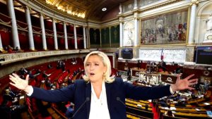 Γαλλία: Αντιμέτωπη με δύο προτάσεις μομφής η κυβέρνηση πριν το «κλείδωμα» του προϋπολογισμού