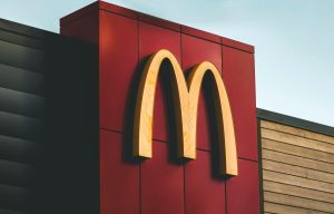Η νέα γεωγραφία του fast food στην Ελλάδα: Ποια brands κερδίζουν έδαφος και γιατί