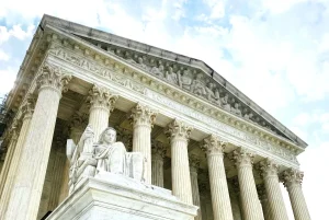 ΗΠΑ-Ευρώπη σε εμπορικό «κενό»: Το Ανώτατο Δικαστήριο, οι δασμοί και το νέο ρίσκο