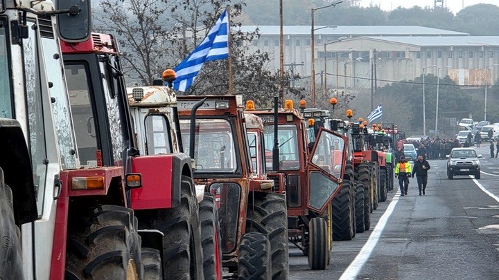Τρακτέρ και η κατάσταση της κυκλοφορίας – Ανοιχτή η εθνική οδός Αθηνών – Λαμίας