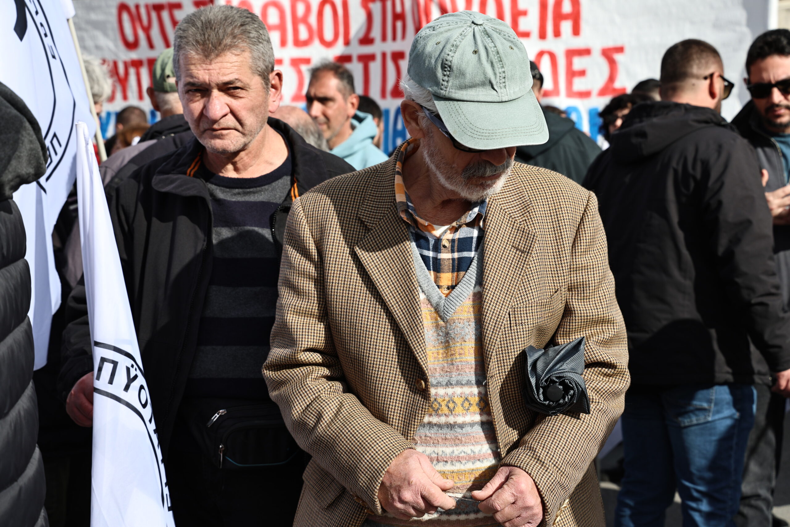 Σύνταγμα σε κλοιό κινητοποιήσεων: Κλιμακώνουν τις πιέσεις οι αγρότες (φωτό)