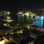 Εντυπωσιακή φωταγώγηση του Πύργου Πειραιά: Η Allwyn «σφραγίζει» τη νέα της παρουσία (video)