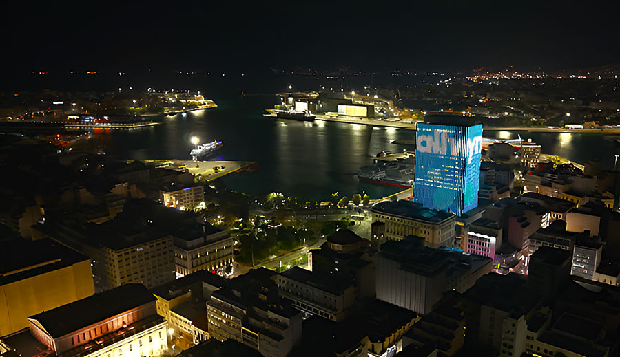 Εντυπωσιακή φωταγώγηση του Πύργου Πειραιά: Η Allwyn «σφραγίζει» τη νέα της παρουσία (video)