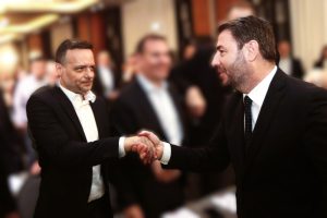 Ανδρουλάκης-Δούκας από ΚΟΕΣ: Η διπλή γραμμή στο εσωτερικό του ΠΑΣΟΚ και η μάχη στρατηγικής με φόντο την κάλπη