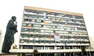 Σοβαρά επεισόδια έξω από το ΑΠΘ τα ξημερώματα: Στο νοσοκομείο αστυνομικός και νεαρή γυναίκα