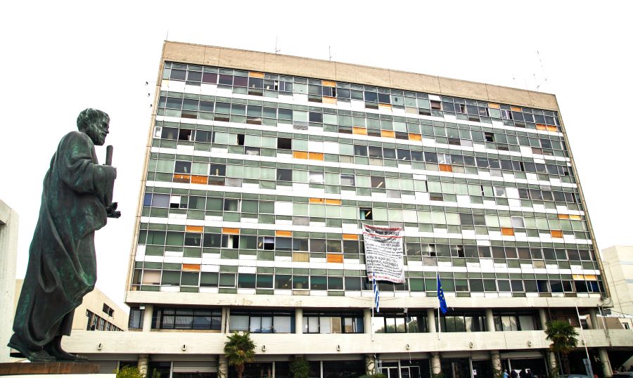 Σοβαρά επεισόδια έξω από το ΑΠΘ τα ξημερώματα: Στο νοσοκομείο αστυνομικός και νεαρή γυναίκα