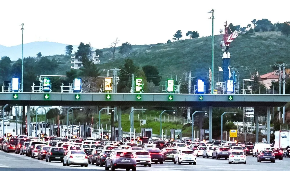 Επιστροφή εκδρομέων: Κυκλοφοριακή συμφόρηση σε Αθηνών-Κορίνθου και Αθηνών-Λαμίας