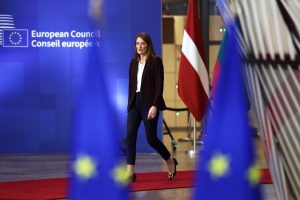 Άκαρπες οι πρώτες επαφές στο ευρωκοινοβούλιο για συμφωνία ΕΕ–ΗΠΑ: Το ΕΛΚ πιέζει για υπογραφή