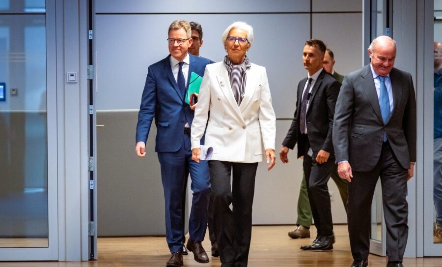 Κρίσιμη Πέμπτη για την ΕΚΤ: Επιτόκια σταθερά, αλλά το ισχυρό ευρώ απειλεί εξαγωγές και ανάπτυξη