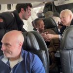 Biden… στον αέρα και στην ομίχλη – Η εμπορική πτήση για την τιμητική εκδήλωση στην Columbia