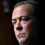 Φωτιά ο Medvedev για Zelensky: Το πράσινο ασήμαντο ανθρωπάκι θα παραμείνει ζωντανό, όσο καταστρέφει την Ουκρανία