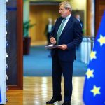 Έφοδος-σοκ στην Κομισιόν για deal 900 εκατ.€: Στο μικροσκόπιο πώληση 23 κτιρίων επί θητείας Χαν