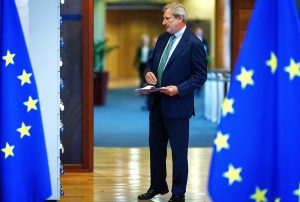 Έφοδος-σοκ στην Κομισιόν για deal 900 εκατ.€: Στο μικροσκόπιο πώληση 23 κτιρίων επί θητείας Χαν