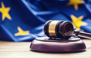 ΔΕΕ: Μπορεί να απαγορευθεί η συμμετοχή αμιγώς χρηματοοικονομικών επενδυτών σε δικηγορική εταιρία για να διασφαλιστεί η ανεξαρτησία των δικηγόρων