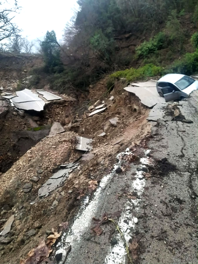 Σφοδρό κύμα κακοκαιρίας πλήττει τη χώρα: Πρέβεζα, Κέρκυρα και Τρίπολη στο «κόκκινο»