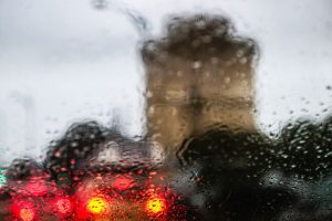 Κακοκαιρία με δύο πρόσωπα: Χιόνι στα ορεινά, πλημμυρικά φαινόμενα χαμηλά - Πού χρειάζονται αλυσίδες