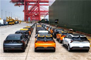 WSJ: Η φούσκα των EV σκάει – Ζημιές 50 δισ. για GM, Ford και Stellantis