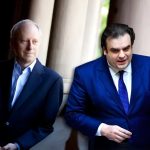 Αξιοκρατία ή «τυραννία της επιτυχίας»; Το σκληρό ερώτημα του πολιτικού φιλοσόφου Σαντέλ και η απάντηση Πιερρακάκη