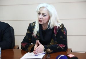 Υπόθεση Παναγόπουλου: Η Άννα Στρατινάκη παραιτήθηκε λόγω της εμπλοκής του συζύγου της