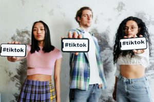 Η Κομισιόν «δείχνει» TikTok για εθιστικό σχεδιασμό και παραβίαση του DSA