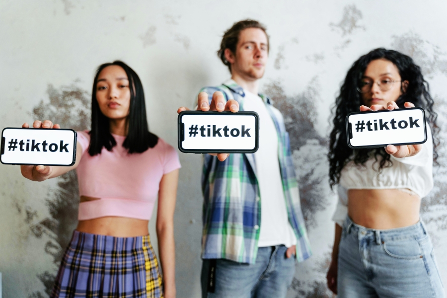 Η Κομισιόν «δείχνει» TikTok για εθιστικό σχεδιασμό και παραβίαση του DSA