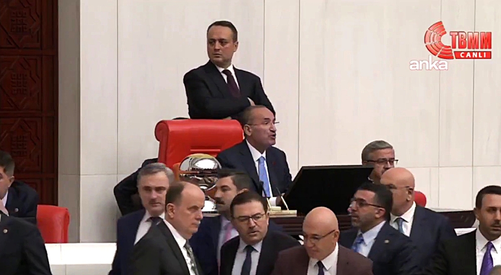 Σκηνές χάους στην Τουρκική Βουλή: Ορκωμοσία νέων υπουργών... με αίμα και γροθιές (video)