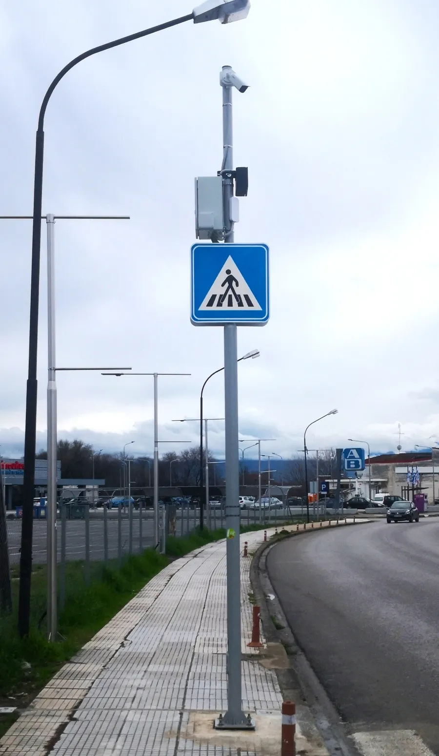 Τρίκαλα: Σε λειτουργία οι «έξυπνες» διαβάσεις που αναγνωρίζουν τον πεζό και ειδοποιούν τους οδηγούς