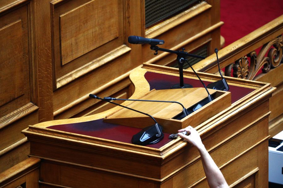 Στην Ολομέλεια σήμερα το νομοσχέδιο για τη νόμιμη μετανάστευση